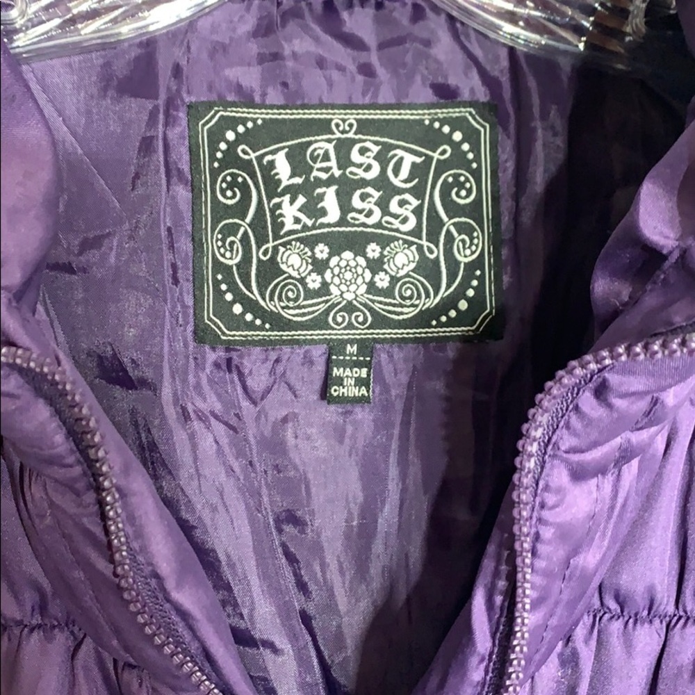 Last Kiss Purple POP Culture Puffer Vest Sz Medium women’s outerwear - Picture 2 of 8